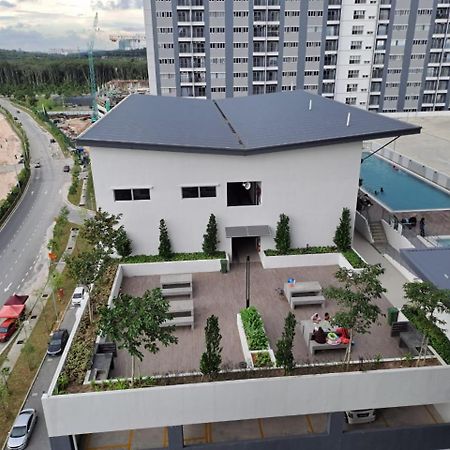 Impiana Homestay Near Putrajaya, Cyberjaya, Musliem Only,Wifi,Netflix Kampung Dengkil Exterior foto