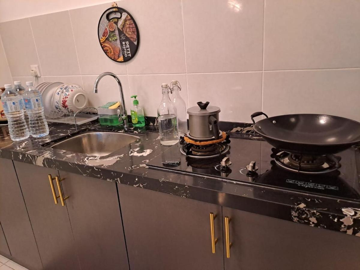 Impiana Homestay Near Putrajaya, Cyberjaya, Musliem Only,Wifi,Netflix Kampung Dengkil Exterior foto
