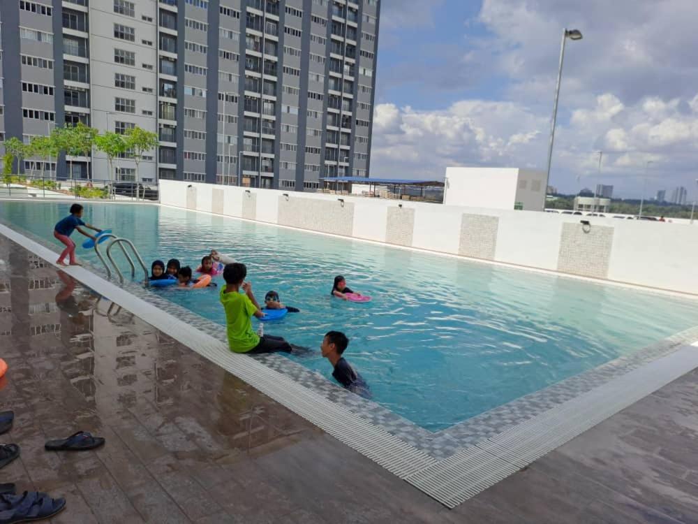 Impiana Homestay Near Putrajaya, Cyberjaya, Musliem Only,Wifi,Netflix Kampung Dengkil Exterior foto